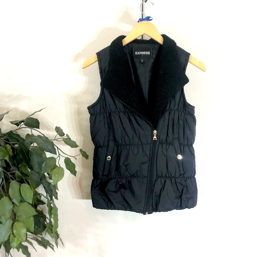 NWOT Express Light Weight Black Puffer Vest